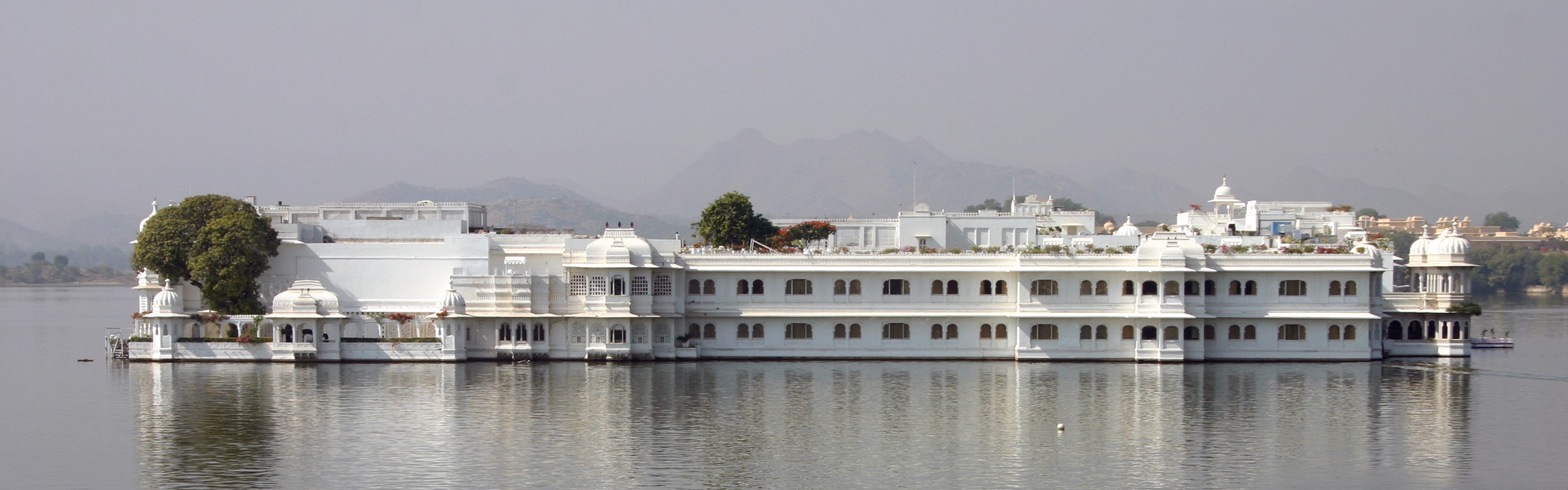 Lake Palace on Lake Pichola, Udaipur, India.